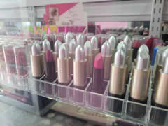 Distribuidora de Belleza Lucía Pallet. Barrio Cedritos, norte de Bogotá.  Venta de productos de belleza de líneas profesionales para maquillaje, cuidado de las manos, cabello.  Centro Comercial Futuro 140.