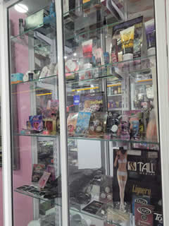 Distribuidora de Belleza Lucía Pallet. Barrio Cedritos, norte de Bogotá.  Venta de productos de belleza de líneas profesionales para maquillaje, cuidado de las manos, cabello.  Centro Comercial Futuro 140.