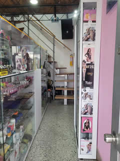 Distribuidora de Belleza Lucía Pallet. Barrio Cedritos, norte de Bogotá.  Venta de productos de belleza de líneas profesionales para maquillaje, cuidado de las manos, cabello.  Centro Comercial Futuro 140.